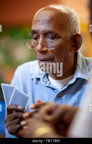 African American anziani giocare a carte a un senior centre di Ardmore PA Foto Stock