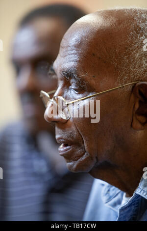 African American anziani giocare a carte a un senior centre di Ardmore PA Foto Stock