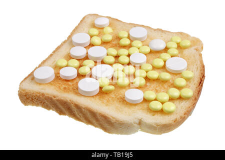 Pericoloso concetto alimentare - toast sandwich con le pillole di medici. Isolato su bianco studio macro Foto Stock