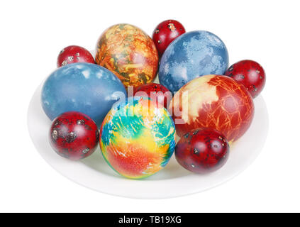 Pasqua pollo e uova di quaglia dipinta con naturale colorante alimentare - buccia di cipolla e il cavolo. Isolato su bianco studio macro Foto Stock