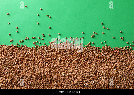 Materie del grano saraceno sul colore di sfondo Foto Stock