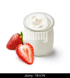 Yogurt biologici in un bicchiere con bella fresca fragole isolato su sfondo bianco. Foto Stock