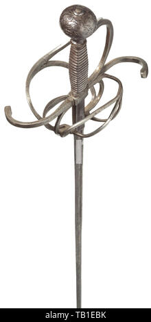 Un tedesco o italiano rapier, circa 1600, assemblato da vecchie parti. Sottile Lama di spinta del diamante sezione appiattita con nervatura mediale. Il quarto superiore con strette fuller su entrambi i lati, il ricasso colpito con un segno su entrambi i lati. Pianura spazzata di ferro elsa con curva a forma di S quillons. Grip risalenti a circa 1700 con elaborati in filo di ferro wrap e Turk di testa. A forma di pera pomo riccamente scolpita con foglie di acanto. Lunghezza 112 cm. spada, spade, armi, armi, arma, braccio, dispositivo di combattimento, militare, militaria, oggetto, oggetti, alambicchi, clippin, Additional-Rights-Clearance-Info-Not-Available Foto Stock