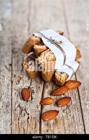Freschi Fatti in casa biscotti italiani cantuccini stackes e mandorla semi ructic sul tavolo di legno dello sfondo. La colazione italiana. Foto Stock