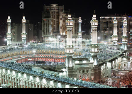 Migliaia di musulmani si riuniscono attorno alla Sacra Kaaba, cubo al centro della grande moschea durante la preghiera della sera nella città santa della Mecca in Arabia Saudita Foto Stock