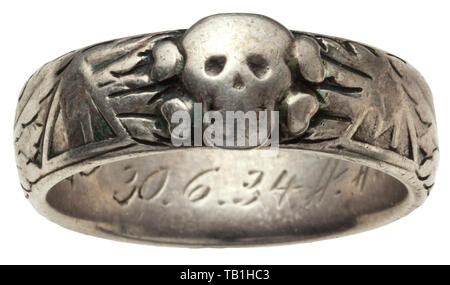 Sturmbannführer Alfred Suhr - un SS della morte anello di testa 1934, Custom-realizzato dal gioielliere Gahr a Monaco di Baviera, saldato al di sotto del separatamente applicati alla morte di testa, dedizione 'S.lb. Suhr 30.6.34 H.Himmler' inciso sull'interno. L'esterno pesantemente sfregato in luoghi. Peso 8,8 g. Viene fornito con una sigaretta argento caso ("900' e 'Z'), gli interni dorati iscrizione (tr) ''mai relent' - i vostri capi e compagni nella SS Sturmbann II/42 - Natale 1934' inciso sulla parte interna del coperchio, dimensioni 9,5 x 7,7 cm, peso 134 g, così come una copia di "Mein Kampf" 1930 wit Editorial-Use-solo Foto Stock