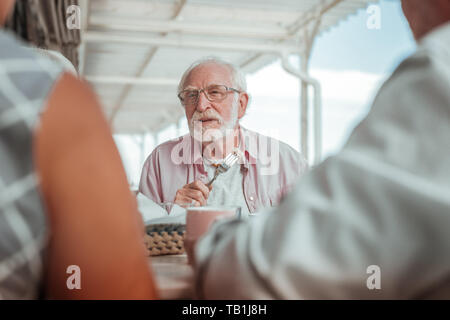 Concentrato uomo barbuto profondo in pensieri Foto Stock