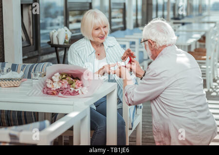 Felice donna matura tenendo presente il partner Foto Stock