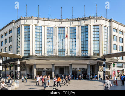 La gente a piedi dall'ingresso principale di Bruxelles stazione ferroviaria centrale attraverso il Carrefour de l'Europe riprogettato nel 2010 con una rotonda. Foto Stock