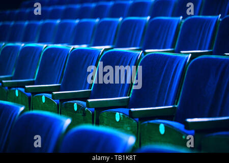 Auditorium con sedili, sedie in auditorium colorato da faretti Foto Stock