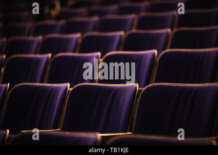 Auditorium con sedili, sedie in auditorium colorato da faretti Foto Stock