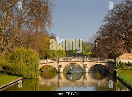 Punting sul fiume Cam, Clare Bridge, Cambridge, Inghilterra, Regno Unito Foto Stock