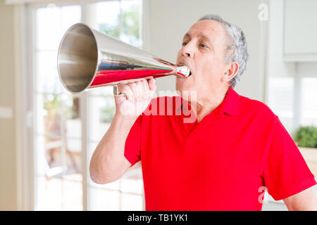 Senior shouthing uomo eccitato attraverso il metallo vintage megafono Foto Stock