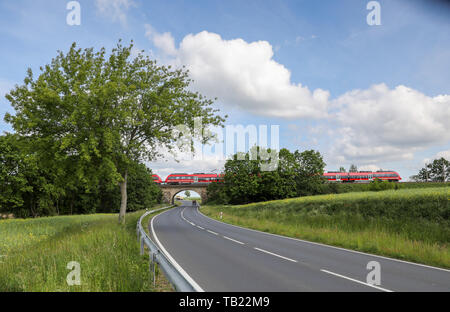 Wurzen, Germania. 29 Maggio, 2019. Un RegionalExpress attraversa il più antico ponte ferroviario ancora in funzione in Germania vicino Wurzen. Il ponte a Lipsia - Dresda linea ferroviaria è stata utilizzata dal 1838. Lo stesso giorno, Presidente ferroviaria Pofalla incontrerà leader politici sassone. La riunione con il Ministro Presidente e Ministro degli affari economici a Dresda Cancelleria di Stato si concentrerà, tra le altre cose, sull'espansione dello stato dell'infrastruttura ferroviaria. Credito: Jan Woitas/dpa-Zentralbild/dpa/Alamy Live News Foto Stock