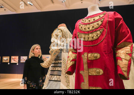 Londra, Regno Unito. 29 Maggio, 2019. Nel perseguimento della Firebird Ballets Russes mostra speciale segnando il centodecimo anniversario della Ballets Russes fondata da Serge Diaghilev nel 1909 in esecuzione durante l'arte russa settimana. La mostra sarà incentrata sui costumi utilizzati nella Firebird, un balletto di Igor Stravinski presentato durante il Ballets Russes stagione di Parigi nel 1910 con la musica di Igor Stravinsky e la prima delle sue numerose ed importanti collaborazioni con Diaghilev Credito: amer ghazzal/Alamy Live News Foto Stock