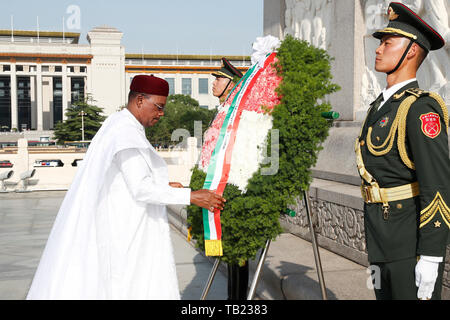 (190529) -- Pechino, 29 maggio 2019 (Xinhua) -- Niger il Presidente Mahamadou Issoufou stabilisce una corona al Monumento al popolo gli eroi a Piazza Tian'anmen a Pechino Capitale della Cina, 29 maggio 2019. (Xinhua/Liu Bin) Foto Stock