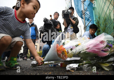 28 maggio 2019 - Tokyo, Giappone - un ragazzo giapponese nella Prefettura di Kanagawa in preda alle vittime di un reato. Lo stesso giorno t. Lo stesso giorno due persone sono state uccise e 17 altri sono stati feriti con un'arma affilata su Martedì, 28 maggio 2019. L'assalitore morì dopo aver preso la propria vita con una delle armi da taglio. Questo è accaduto nei pressi della stazione Noborito nella prefettura di Kanagawa, 20 minuti dal centro di Tokyo in Giappone. Le vittime sono state prese a diversi ospedali in cui la maggior parte sono in una situazione molto critica e il rischio di morte. Il servizio di soccorso dei Vigili del fuoco e paramedici sono stati avvisati di un Foto Stock