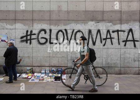 29 maggio 2019 - Barcellona, Spagna - Un pedone vede passando da un graffiti con il messaggio ''Glovo uccide"" in segno di protesta contro lo spagnolo start-up la consegna on-demand Glovo azienda a causa di un recente incidente stradale ha provocato la morte di un lavoratore di consegna. (Credito Immagine: © Budrul Chukrut/SOPA immagini via ZUMA filo) Foto Stock