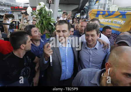 29 maggio 2019 - Kiev, Ucraina - Ex presidente georgiano ed ex Governatore di Odessa Mikheil Saakashvili (C) passeggiate come egli arriva al Boryspil international airport vicino a Kiev, Ucraina, il 29 maggio 2019. Saakashvili ritornarono in Ucraina dopo il presidente ucraino Volodymyr Zelensky ha reintegrato Mikheil Saakashvili di cittadinanza Ucraina il 28 maggio 2019. Zelensky eliminata la rispettiva disposizione dal suo predecessore Petro Poroshenko's n. 196 fine datata luglio 26, 2017, il UNIAN informare l'agenzia riferito. Ukrainian leader dell opposizione Mikheil Saakashvili fu deportato in Polonia il 12 febbraio 2018, la Ukr Foto Stock