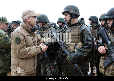 Slunj, Croazia. 29 Maggio, 2019. Il croato il Ministro della Difesa di Damir Krsticevic (L, anteriore) soddisfa con soldati durante l'esercizio militare "Risposta immediata 2019' per segnare il decimo anniversario della Croazia di aderire alla NATO a Slunj, Croazia, 29 maggio 2019. Credito: Kristina Stedul Fabac/Xinhua/Alamy Live News Foto Stock