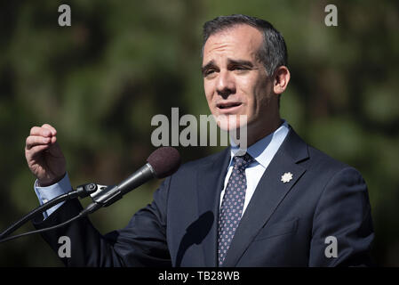 Los Angeles, CA, Stati Uniti d'America. 13 Mar, 2019. Los Angeles Sindaco Eric Garcetti parla durante una cerimonia in onore del centocinquantesimo anniversario del Los Angeles il dipartimento di polizia. Credito: Ronen Tivony SOPA/images/ZUMA filo/Alamy Live News Foto Stock