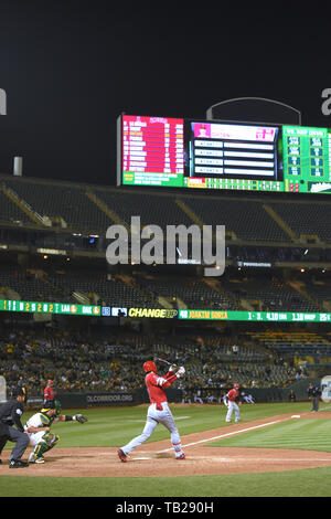 Los Angeles Angeli designati hitter Shohei Ohtani colpisce un due-run singolo nel nono inning durante il Major League Baseball gioco contro Oakland atletica di Oakland Coliseum di Oakland, California, Stati Uniti, 28 maggio 2019. Credito: AFLO/Alamy Live News Foto Stock