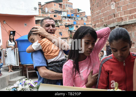 Caracas, Venezuela. 29 Maggio, 2019. Gilberto Altuve, padre di Erick Altuve grido come egli partecipare ai funerali del suo 11-anno-vecchio figlio, nella sua casa nel quartiere Petare di Caracas. Erick Altuve morì mentre era in attesa di un trapianto di midollo osseo. Sei bambini venezuelani è morto in una settimana in un ospedale pubblico in attesa di trapianti di midollo osseo. Il governo accusa l'opposizione nonostante il sistema di assistenza sanitaria è controllata dal governo Maduros. Credito: SOPA Immagini limitata/Alamy Live News Foto Stock