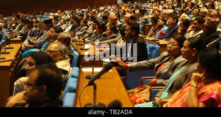 Kathmandu, Nepal. 29 Maggio, 2019. Il nepalese i legislatori di frequentare la sessione di annuncio del governo del Nepal esecuzione del bilancio per l'anno fiscale 2019/2020 al parlamento federale a Kathmandu, Nepal, il 29 maggio 2019. Credito: Sunil Sharma/Xinhua/Alamy Live News Foto Stock