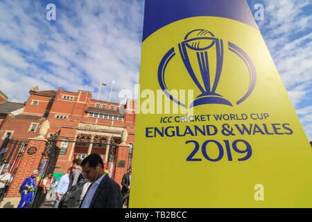 Londra, Regno Unito. Il 30 maggio 2019. Tifosi arrivano al Kia Oval cricket ground per la partita di apertura della ICC 2019 World Cup tra Inghilterra e Sud Africa Credito: amer ghazzal/Alamy Live News Foto Stock