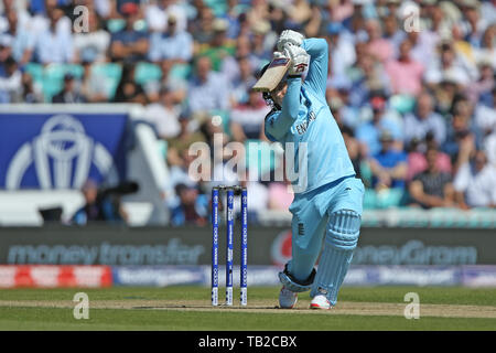 L'Ovale, Londra, Regno Unito. Il 30 maggio 2019. ICC Cricket World Cup 2019, corrispondono 1, Inghilterra contro il Sud Africa; Joe unità root la sfera per quattro Credito: Azione Sport Plus/Alamy Live News Foto Stock