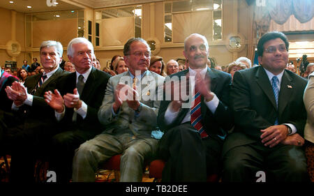 5 settembre 2006 - Washington, Distretto di Columbia, Stati Uniti - Washington DC - 5 Settembre 2006 -- chiave repubblicani applaudire durante il Presidente degli Stati Uniti George Bush il commento sulla guerra globale al terrorismo presso il Capital Hilton Hotel di Washington DC il 5 settembre 2006. Da sinistra a destra: Stati Uniti il senatore John Warner (Repubblicano della Virginia); Stati Uniti il senatore Thad Cochran (Repubblicano del Mississippi); Stati Uniti il senatore Ted Stevens (Repubblicano dell'Alaska); Segretario della sicurezza interna Michael Chertoff; e Attorney General Alberto Gonzales (credito Immagine: © Ron Sachs/CNP Foto Stock