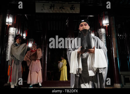 (190530) -- SUZHOU, 30 maggio 2019 (Xinhua) -- artisti eseguono il coinvolgente versione del teatro dell'Opera Kunqu 'Six capitoli di una vita flottante' al Padiglione Canglang di Suzhou, est cinese della provincia di Jiangsu, 29 maggio 2019. Il coinvolgente versione del teatro dell'Opera Kunqu 'Six capitoli di una vita flottante", una scrittura autobiografica da Shen Fu, scrittore e pittore durante la Dinastia Qing (1644-1911), ha dato dei calci a fuori nel padiglione Canglang mercoledì. La mostra illustra una coppia di coniugi il cui rapporto di amore si distingue dalle norme patriarcale del tempo. Nativo di Suzhou Shen Fu (1763-1825 Foto Stock