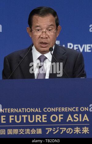 30 maggio 2019 - Tokyo, Giappone - Il Primo Ministro del Regno di Cambogia HUN SEN parla durante la XXV Conferenza internazionale sul futuro dell'Asia in Tokyo. La manifestazione annuale invita i capi di Stato e di governo di paesi asiatici per due giorni per discutere le questioni che interessano i loro paesi tra cui il partenariato Trans-Pacific accordo commerciale (TPP) e l'influenza di USA-Cina guerra commerciale. Il tema di questo anno è "eeking un nuovo ordine globale - Superare il caos" (credito Immagine: © Rodrigo Reyes Marin/ZUMA filo) Foto Stock