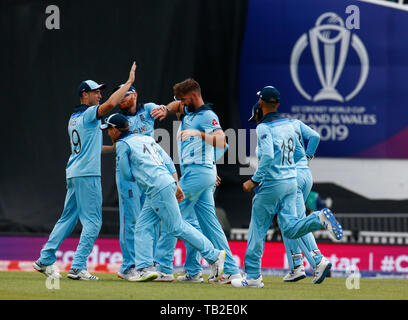 Londra, Regno Unito. Il 30 maggio 2019. Liam Plunkett di Inghilterra durante la ICC Cricket World C celebrare la di Quinton de Kock del Sud Africa da Joe radice di Englandup Match 1 tra Inghilterra e Sud Africa al ovale Stadium di Londra il 30 maggio 2019 Credit: Azione Foto Sport/Alamy Live News Foto Stock