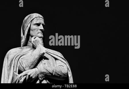 Dante Alighieri il più grande poeta italiano. Il marmo monumento eretto nel XIX secolo nel centro di Piazza dei Signori, nel centro storico di Verona Foto Stock