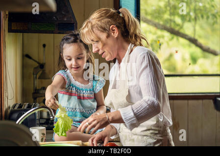 Nonna e nipote la preparazione di alimenti Foto Stock