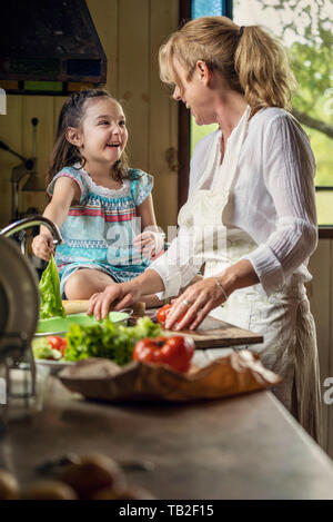 Nonna e nipote la preparazione di alimenti Foto Stock
