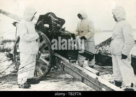 I soldati tedeschi in inverno il camuffamento preparare al fuoco d'artiglieria LFH18 Obice campo 1942 Foto Stock