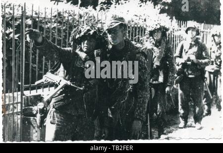 Gli uomini del XII SS Panzer Division di pattuglia vicino a Caen 1944 Foto Stock