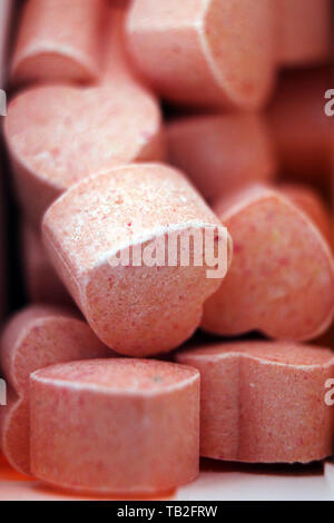 Pila di cuore rosa forma caramelle di zucchero, concept Foto Stock