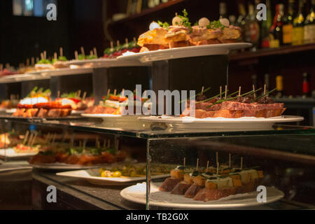 Bask tradizionali tapas in un Bar di tapas a Barcellona, Spagna. Foto Stock