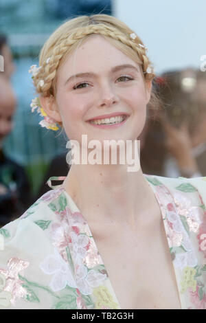 15 maggio 2019 - Cannes, Francia - CANNES, Francia - 15 Maggio: Elle Fanning assiste lo screening di ''Les Miserables'' durante la 72annuale di festival di pellicola di Cannes il 15 maggio 2019 a Cannes, Francia. (Credito Immagine: © Federico InjimbertZUMA filo) Foto Stock