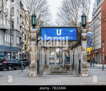 Schöneberg-Berlin. Viktoria-Luise-Platz della U-Bahn metropolitana stazione ferroviaria si trova sulla U 4 linea. Entrata decorata con colonne in pietra e la verde Foto Stock