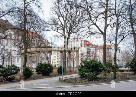 Vista Schöneberg-Berlin di edificio storico e monumentale colonnato su Viktoria-Luise-Platz Foto Stock