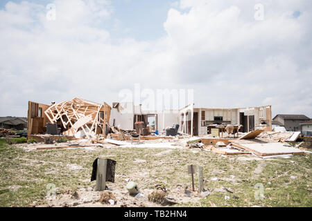 Una casa demolita dopo un tornado ha colpito la zona la sera prima. Almeno 1 persona è morto e 12 feriti dalle tempeste che hanno colpito i western Ohio. Foto Stock