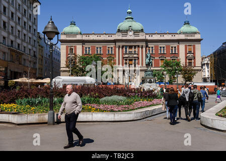 A Belgrado, in Serbia. Aprile 19, 2018. La gente che camminava sulla centrale Piazza della Repubblica con il Museo Nazionale. Scena cittadina con Belgrado famoso punto di riferimento e la molla Foto Stock