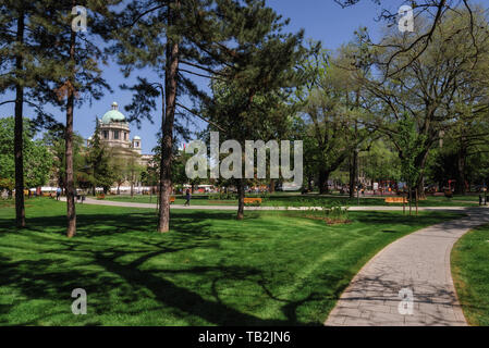 Belgrado, Serbia - Aprile 19, 2018. Pioneer Park con alberi verdi e la vista della casa del Gruppo Nazionale di Belgrado. Turistica popolare in landmark downt Foto Stock