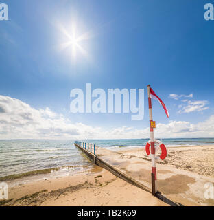 Spiaggia vuota in estate a dal mare di Oresund, Raa, Helsingborg, Skane, Svezia e Scandinavia. Foto Stock