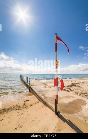 Spiaggia vuota in estate a dal mare di Oresund, Raa, Helsingborg, Skane, Svezia e Scandinavia. Foto Stock