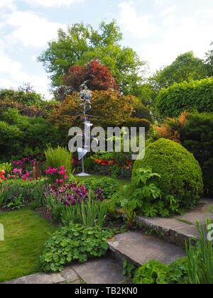 Visualizzazione verticale di Chenies Manor sunken garden in maggio, mostra nuova crescita e colorato tulip varietà. Foto Stock